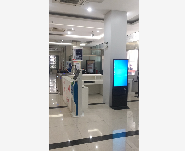 宣城涇縣政務(wù)中心43寸立式查詢機，帶刷二代身份證功能